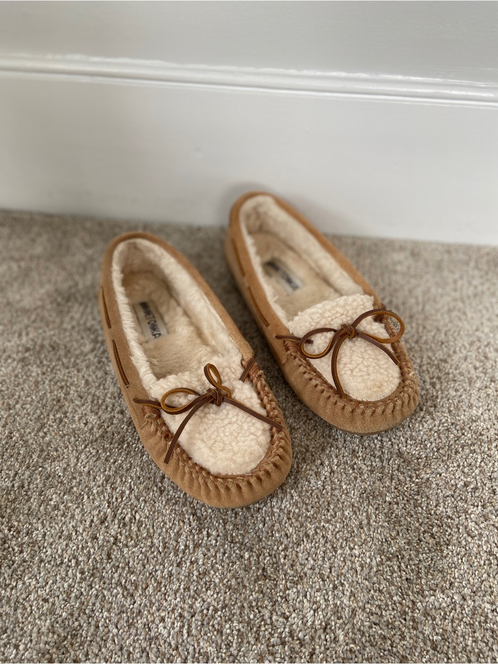 Minnetonka Allie Berber Plug Trapper Moccasin, Indoor Outdoor Slipper - 9 Womens